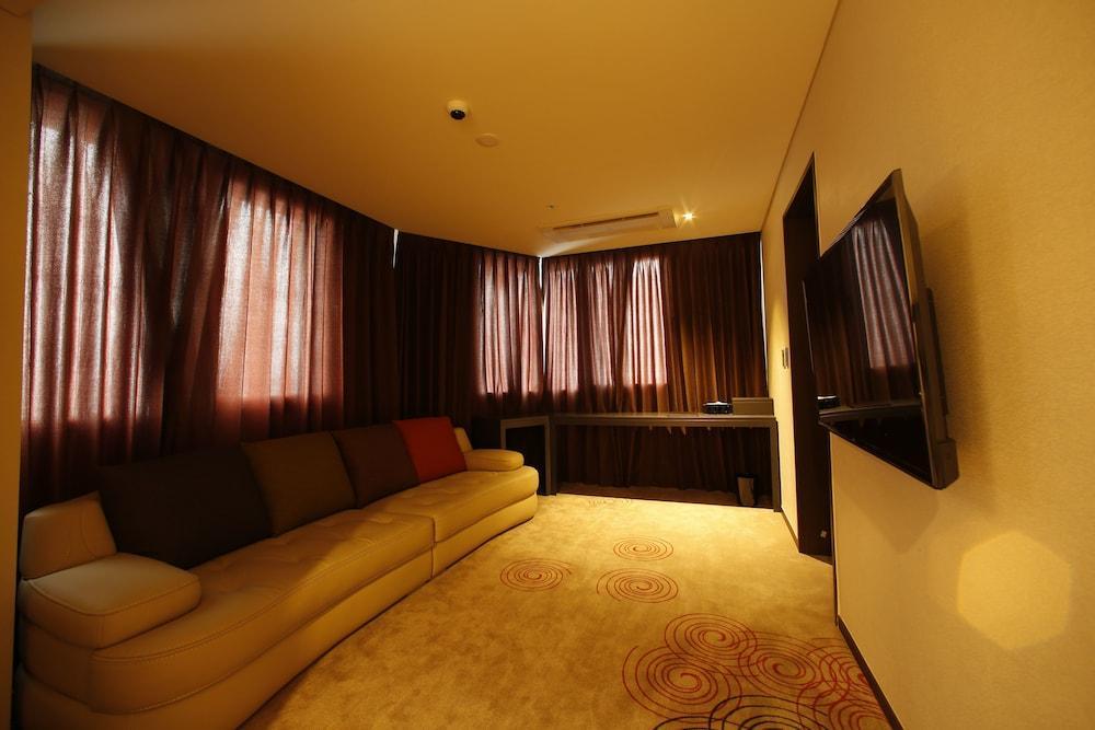 Days Hotel Jeju Seogwipo Ocean Екстериор снимка